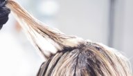 طريقة علاج الشعر بعد سحب اللون طريقة علاج الشعر بعد سحب اللون