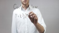 ثابت كولوم: قيمته، وحدة قياسه والعوامل التي يعتمد عليها