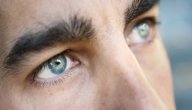 عيون الرجل وشخصيته: هل هناك علاقة في علم النفس؟