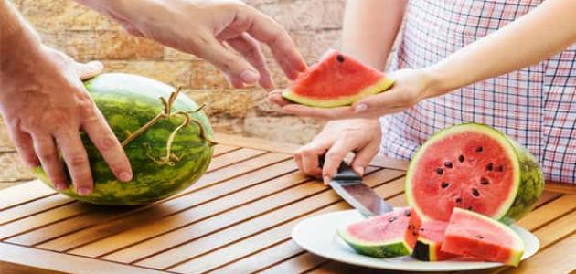 أضرار البطيخ على القولون: أضرار مزعومة أم صحيحة علميًّا؟