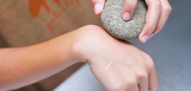 فوائد إزالة الشعر باستخدام حجر الخفاف