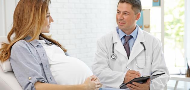 علاج زيادة الماء حول الجنين بالأعشاب: ما بين الخرافات والحقائق