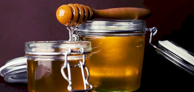 علاج الكلف بالعسل: ما بين الخرافات والحقائق