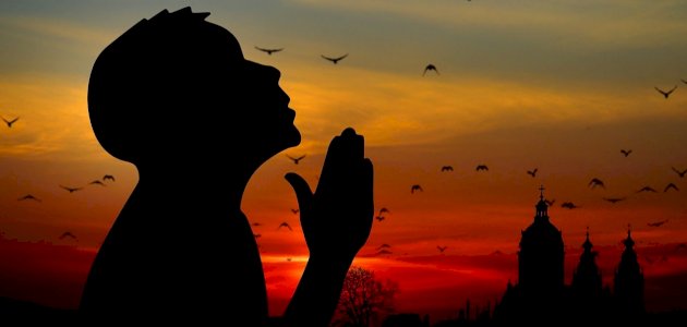 صلاة الرجل وصلاة المرأة: ما مواضع الاتفاق والاختلاف بينهما؟