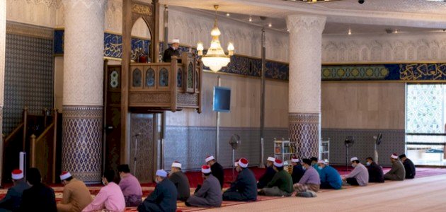 حكم التأخر عن خطبة الجمعة: وهل يختلف الأجر مع وقت الحضور؟